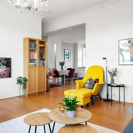 Sentral Og Stilfull *